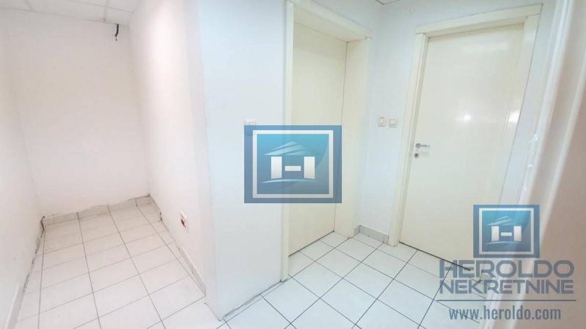 Izdavanje poslovnog prostora u strogom centru Jagodine – odlična lokacija, 171 m²