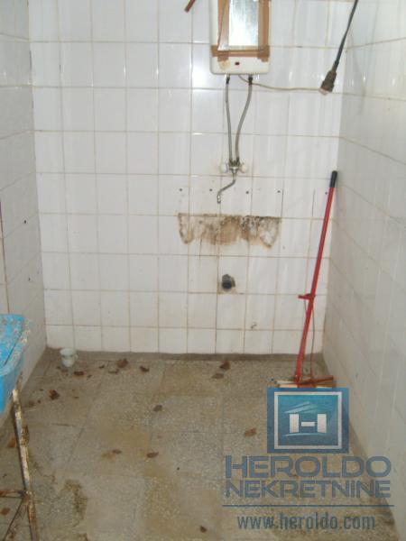 Kuća za renoviranje u Majuru sa pomoćnim objektom do glavnog puta