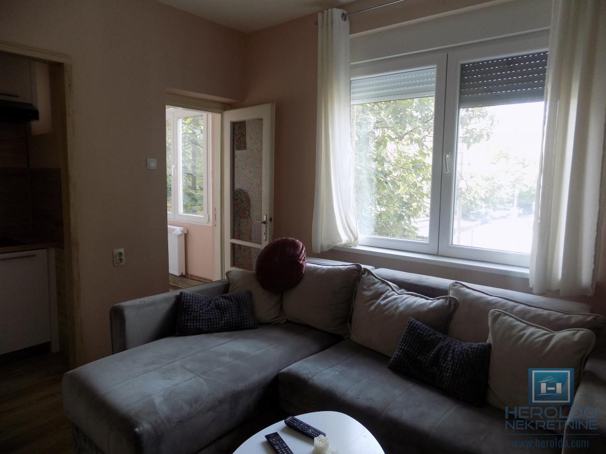 Stan za izdavanje u samom centru-odlična lokacija i spratnost!