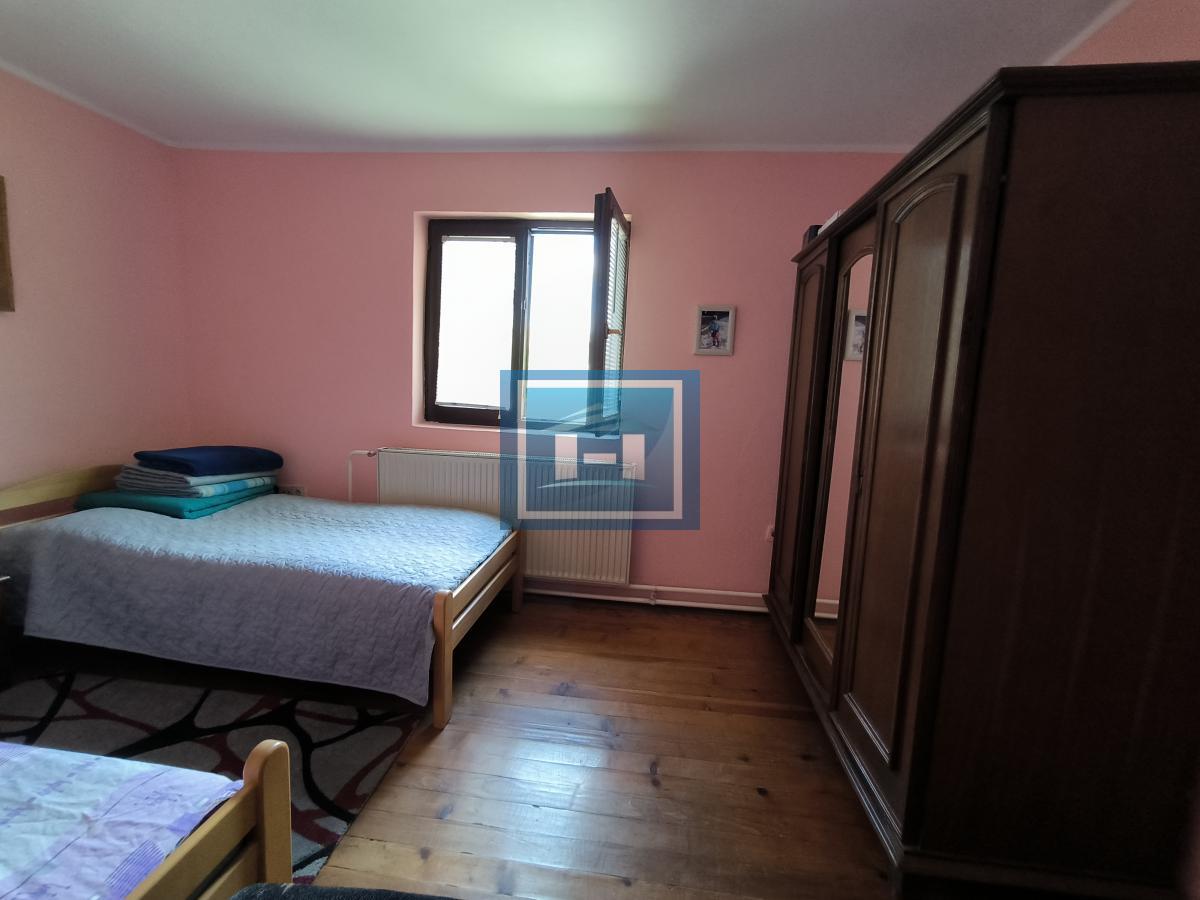 Kompletno imanje sa dve kuće, voćnjakom i pomoćnim objektima – sve na jednom mestu!
