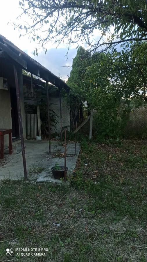 Parcela za izgradnju sa svim priključcima i uknjiženim objektom za adaptaciju u Crvenim livadama