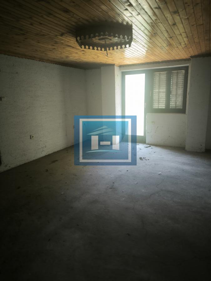 DVE KUĆE + POMOĆNI OBJEKAT NA PLACU OD 116,63 ARA