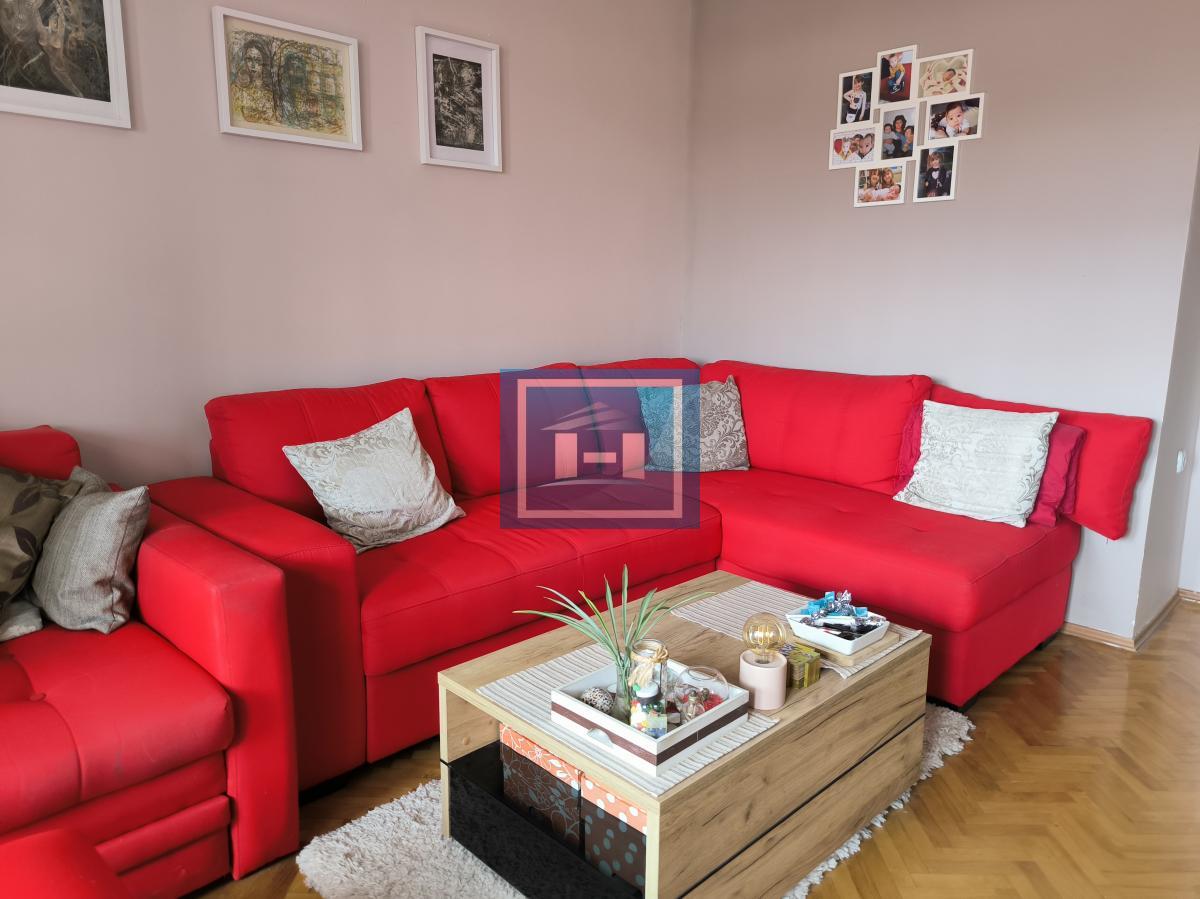 Na prodaju prostran stan u samom centru Ćuprije