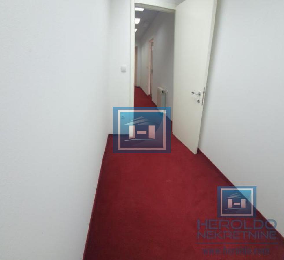 Izdavanje poslovnog prostora u strogom centru Jagodine – odlična lokacija, 171 m²