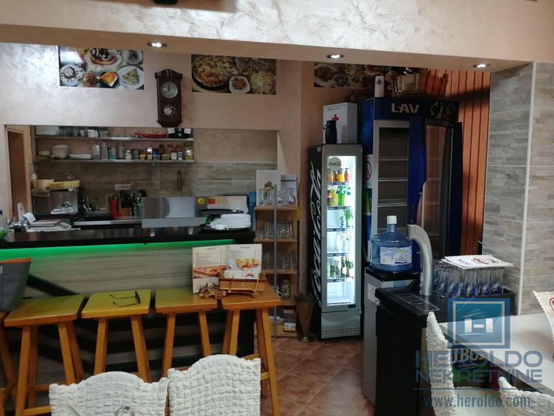 hitna prodaja dva spojena lokala povoljno  u centru grada!!!
