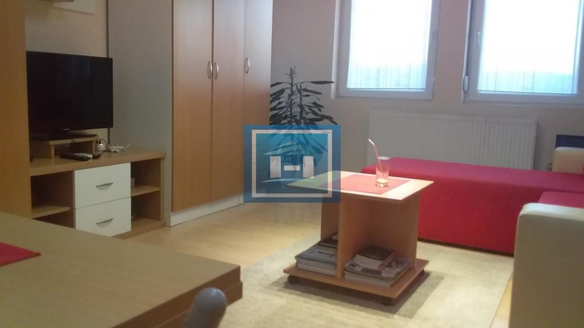 Odlična prilika! Stan u novijoj zgradi sa liftom, terasom i parkingom