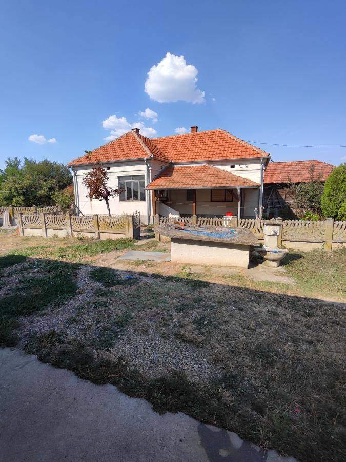 Seosko domaćinstvo u Kočinom selu na dobroj lokaciji