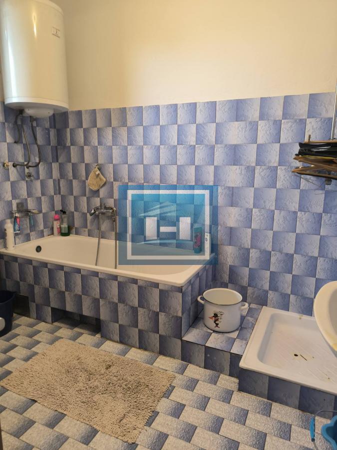 Na prodaju kuća – blizina bolnice, 350m² sa garažom za kamione od 80m²