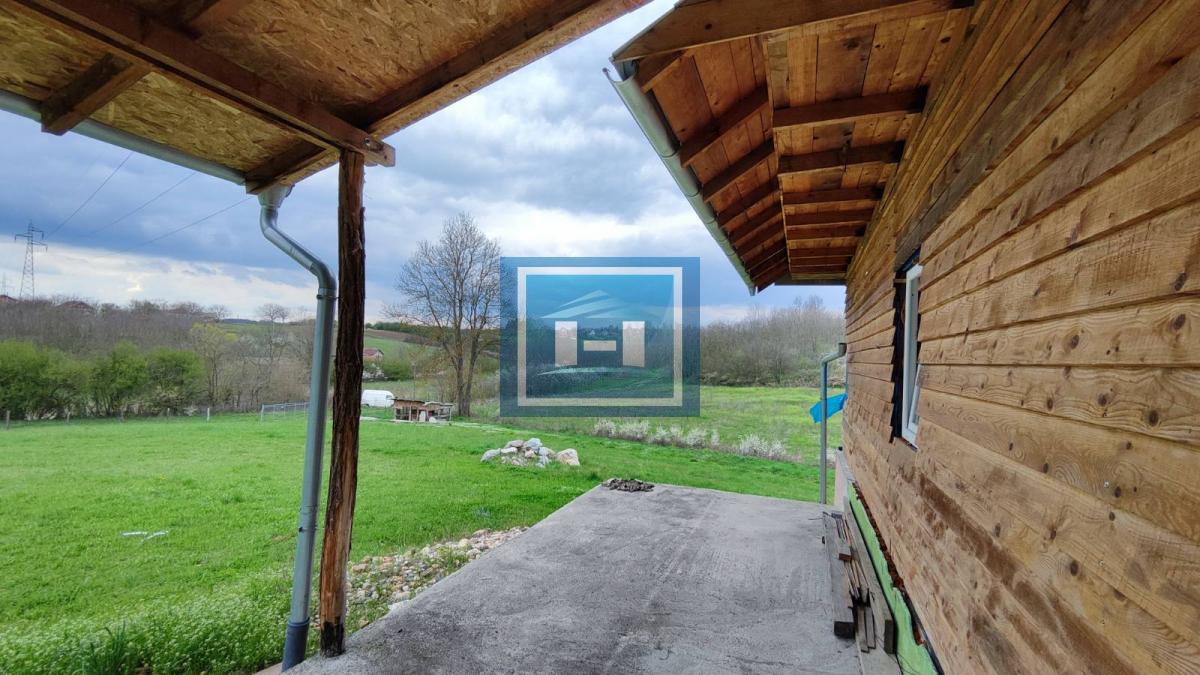 Kuća na parceli od 10 hektara zemlje u okolini Batočine