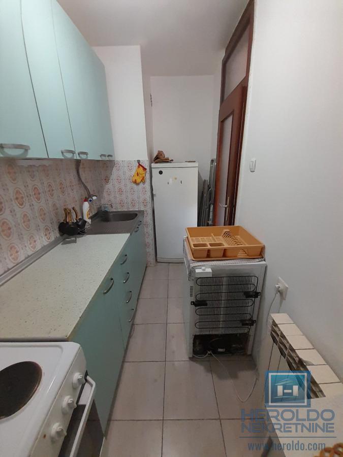 Centar grada – Namešten jednosoban stan sa terasom i podrumom!