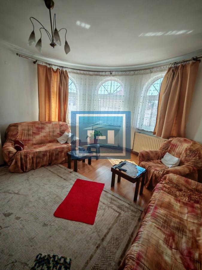 Izdaje se sprat kuće sa upotrebom dvorišta