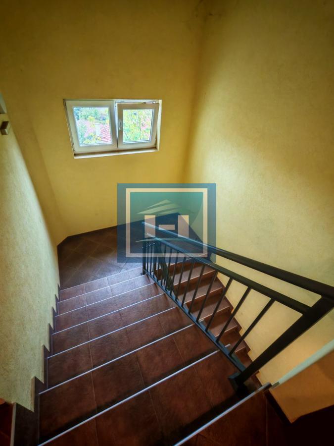 Trosoban stan u novogradnji sa parking mestom i podrumom