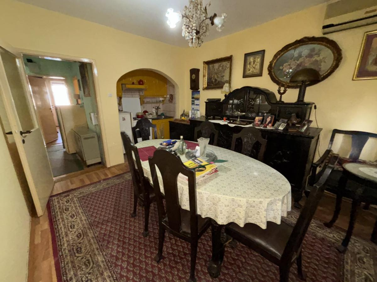 Troiposoban stan u strogom  centru Jagodine sa garažom