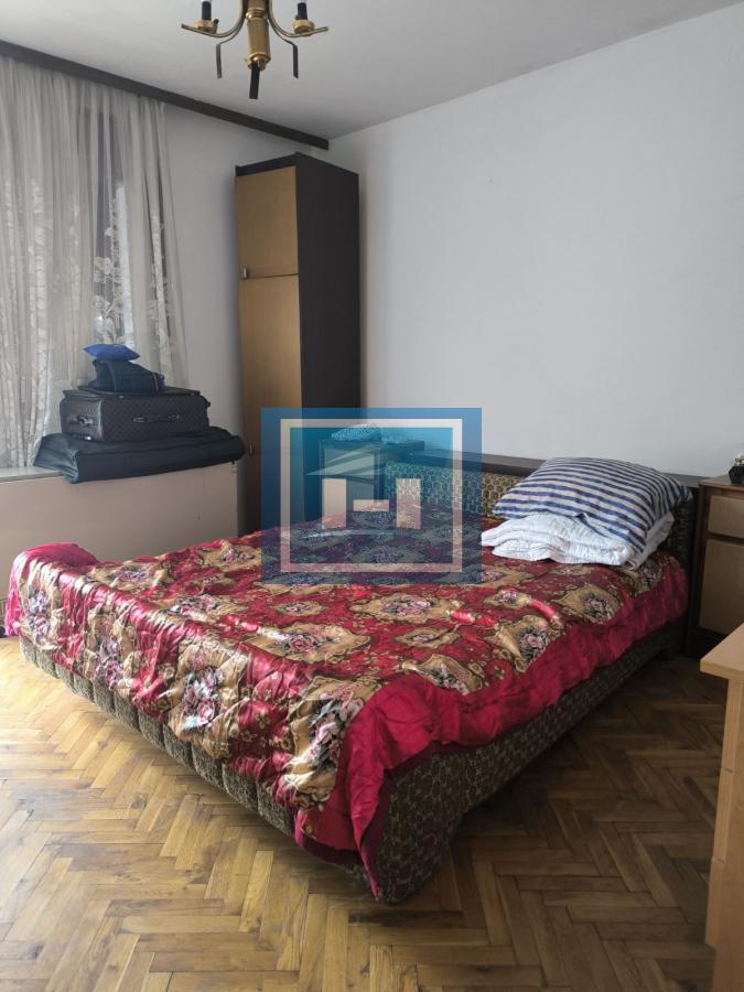 Na prodaju kuća – blizina bolnice, 350m² sa garažom za kamione od 80m²