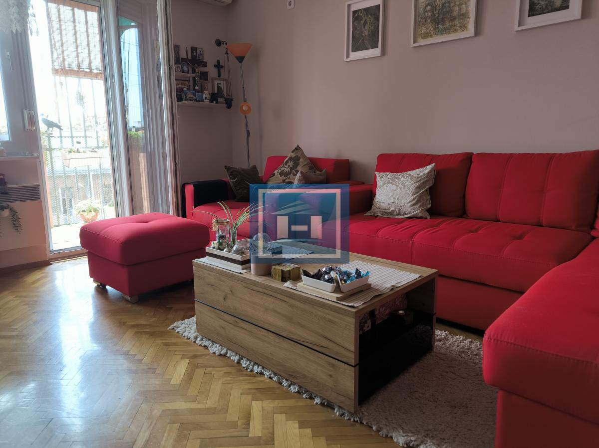 Na prodaju prostran stan u samom centru Ćuprije