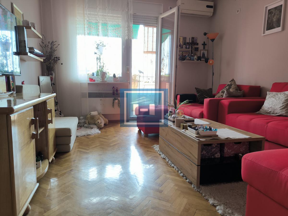 Potpuno renoviran stan u centru Ćuprije