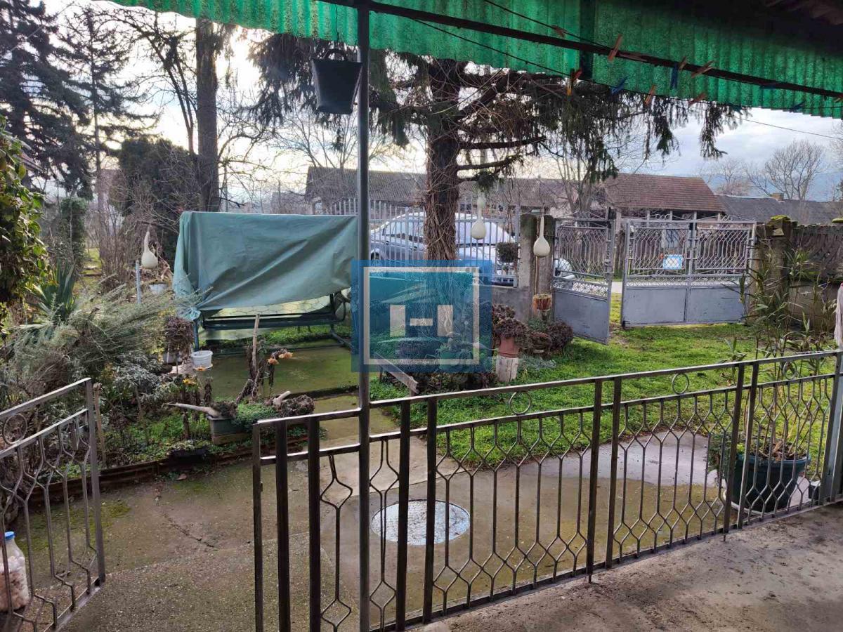 Useljiva porodična prizemna kuća na 2 km od grada