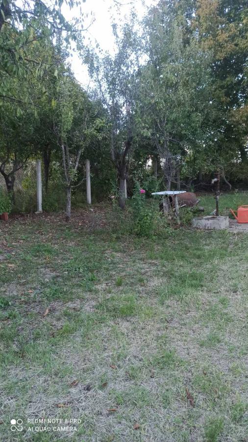 Parcela za izgradnju sa svim priključcima i uknjiženim objektom za adaptaciju u Crvenim livadama