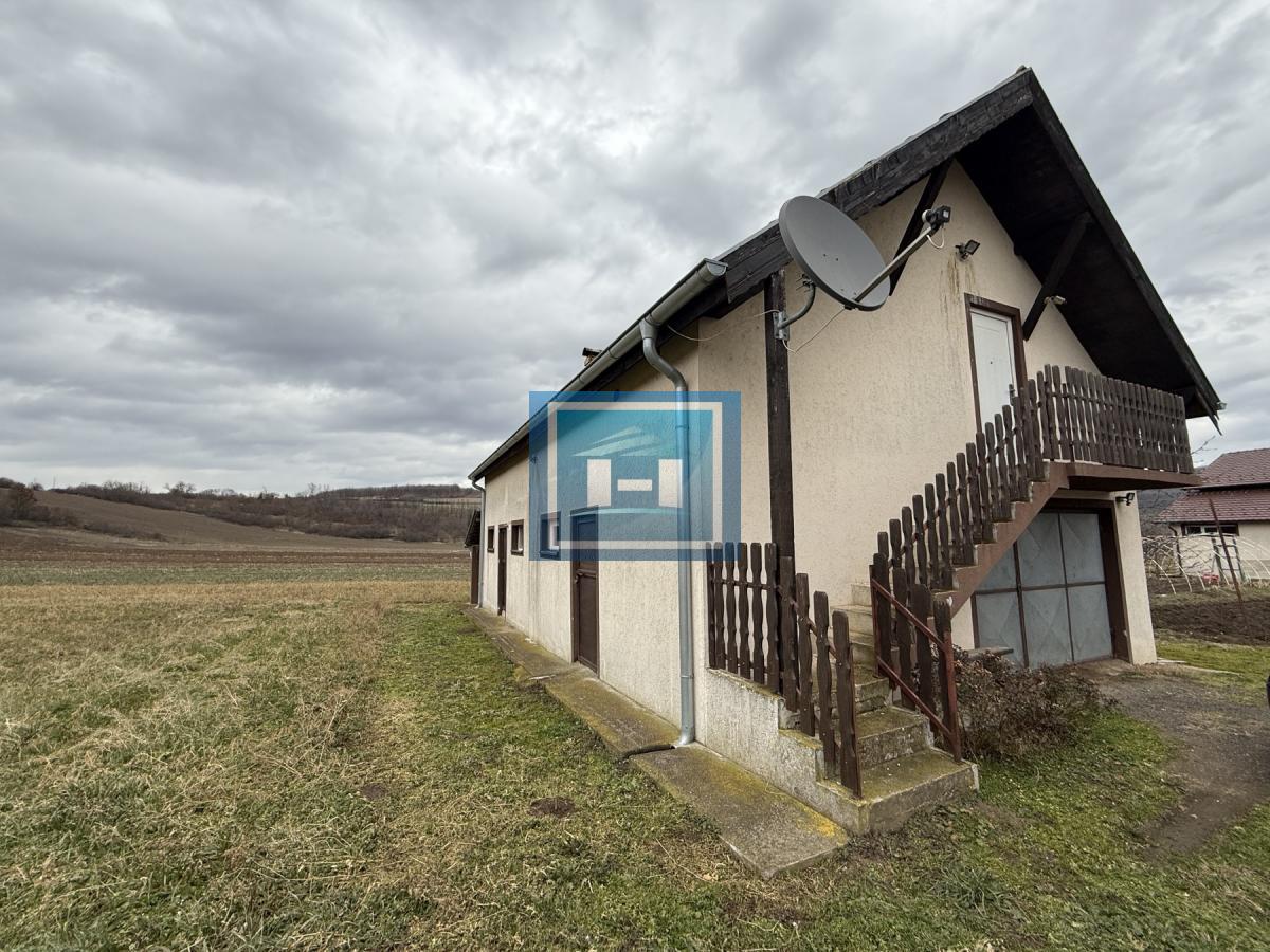 Dve kuće u Glavincima sa velikim imanjem -samo 8 km od grada