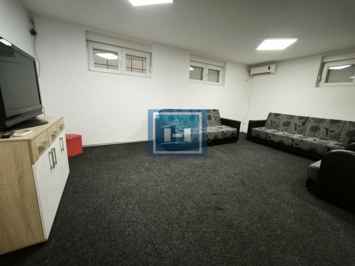 Na prodaju poslovni prostor od 82 m² u novijoj zgradi, s mogućnošću preuređenja u stambeni