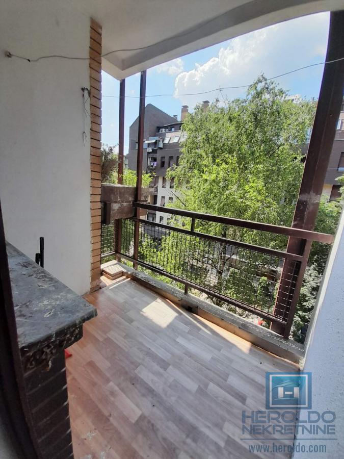 Centar grada – Namešten jednosoban stan sa terasom i podrumom!