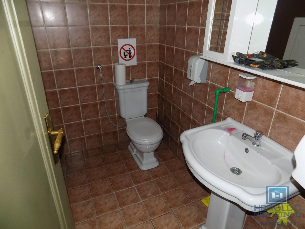 Izdaje se lokal u prizemlju u samom centru grada-deljiv na dva manja lokala