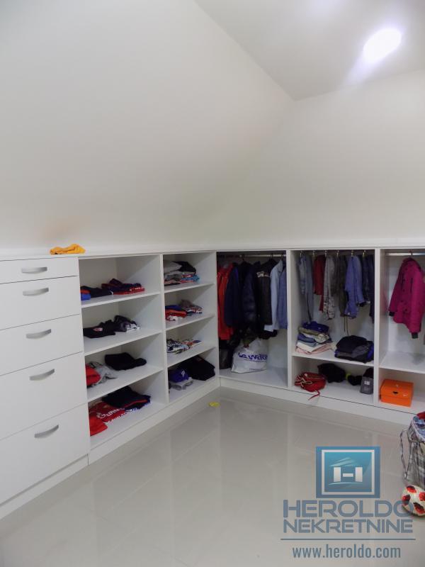 MODERNA KUĆA U MIRNOM DELU GRADA