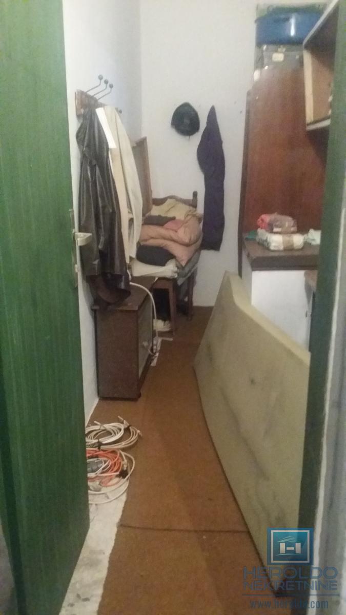 Starija kuća u centru sela Vojska