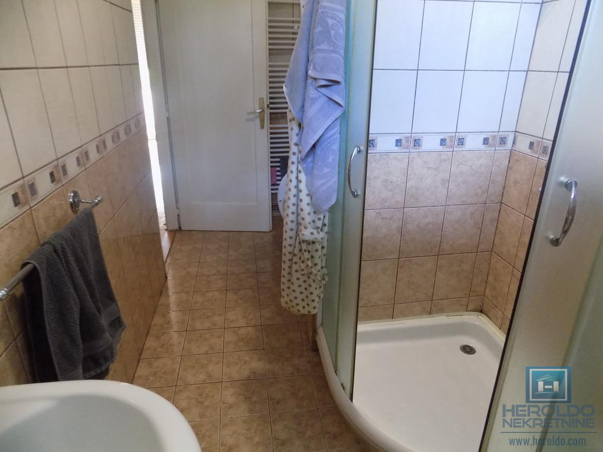 Stan za izdavanje u samom centru-odlična lokacija i spratnost!