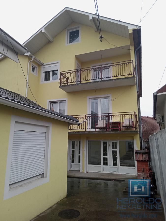Na prodaju spratna kuća u Ćupriji