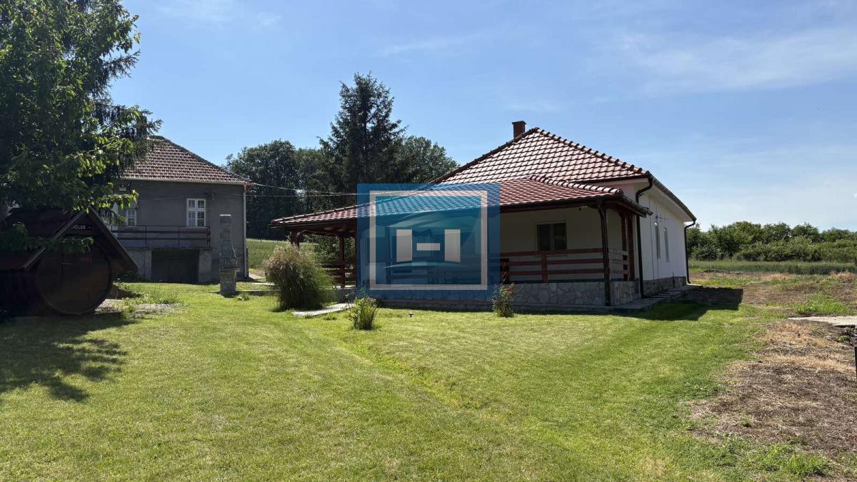 Na prodaju seosko domaćinstvo – dve renovirane kuće na placu od 169.83 ari