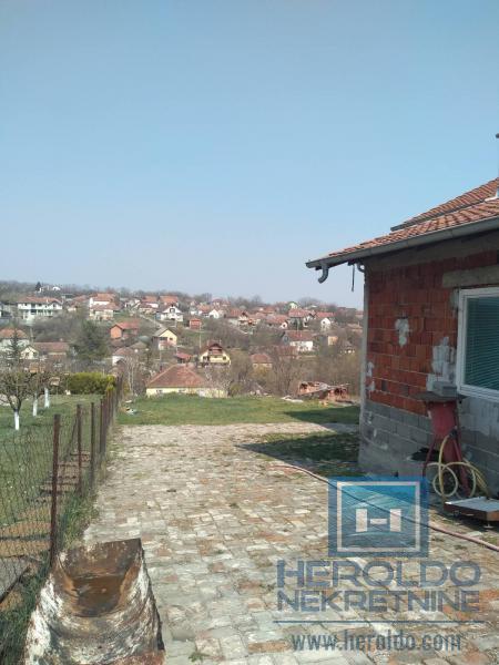odlicna kuca sa placem u mirnom kraju
