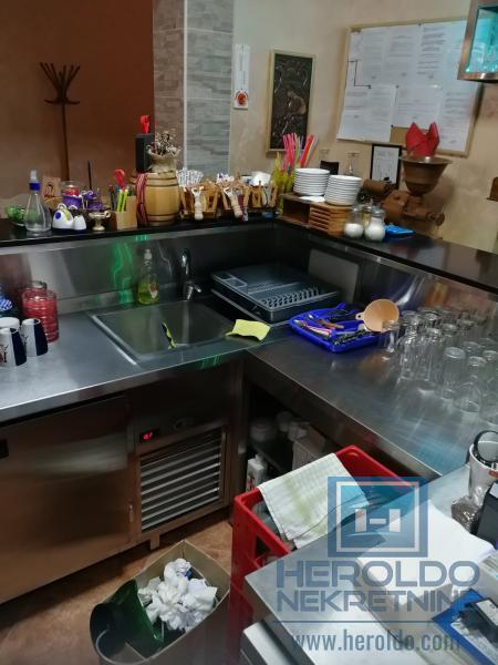 hitna prodaja dva spojena lokala povoljno  u centru grada!!!