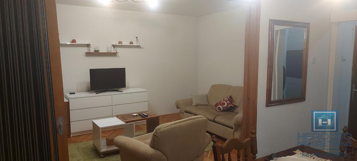 Trosoban, lepo opremljen stan u centru grada