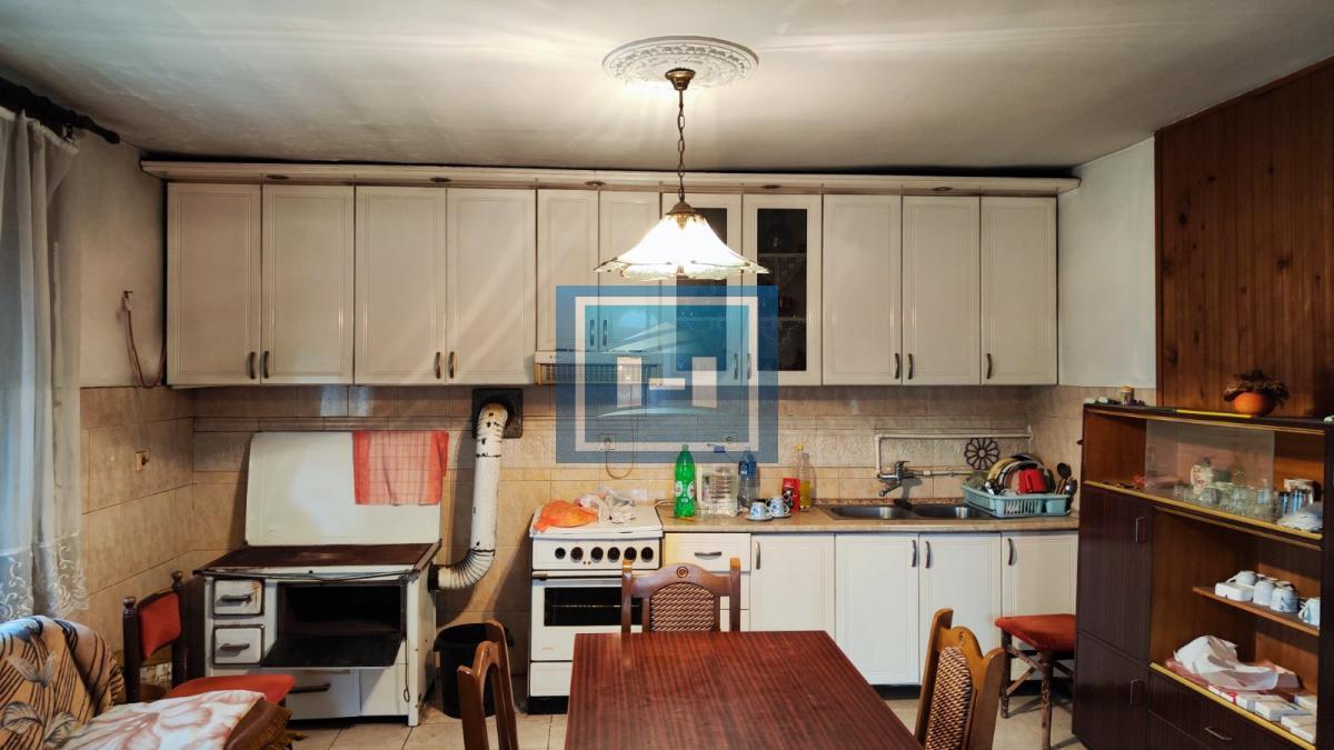 Kuća u centralnom delu Batočine pogodna za višečlane porodice