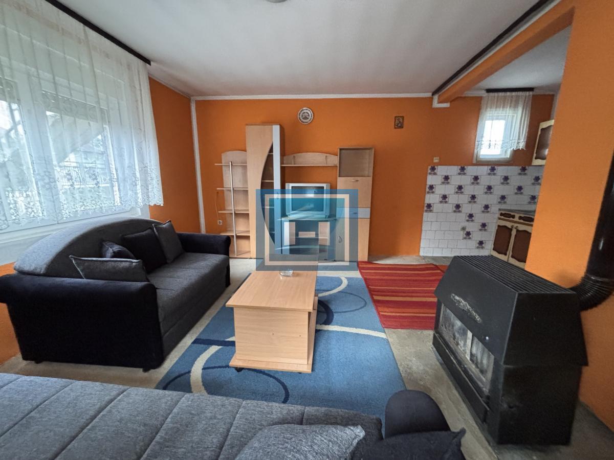 Dve useljive kuće u samom centru sela!!!