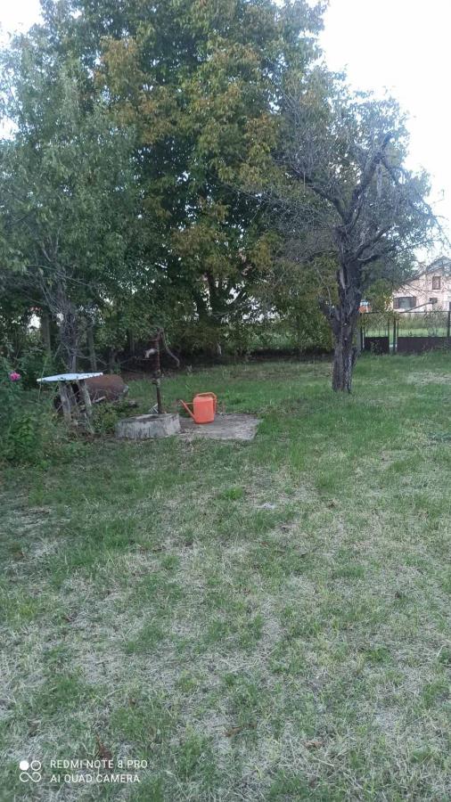 Parcela za izgradnju sa svim priključcima i uknjiženim objektom za adaptaciju u Crvenim livadama