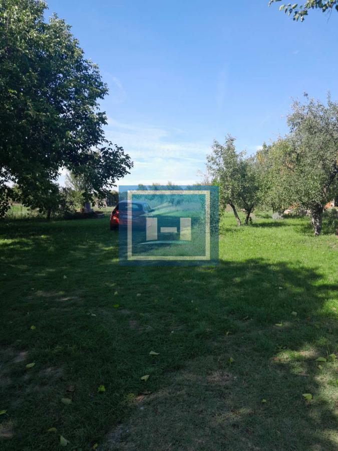 Na prodaju plac od 33 ara sa započetom kućom u Batočini!