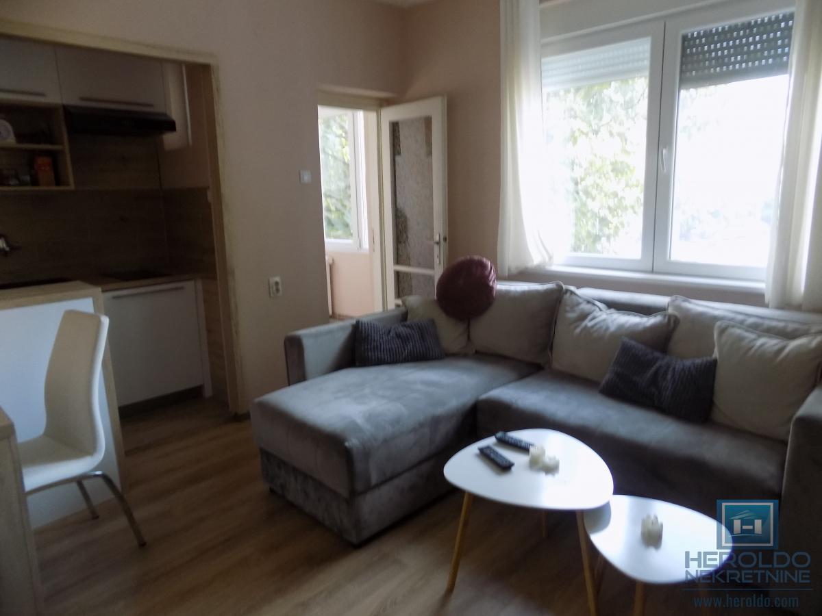 Stan za izdavanje u samom centru-odlična lokacija i spratnost!