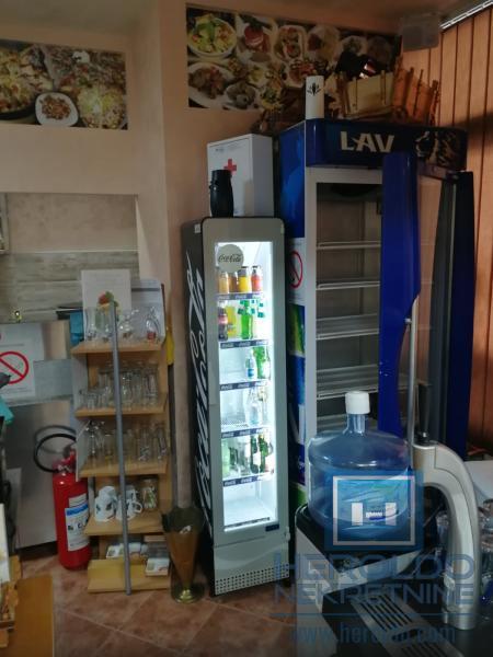 hitna prodaja dva spojena lokala povoljno  u centru grada!!!