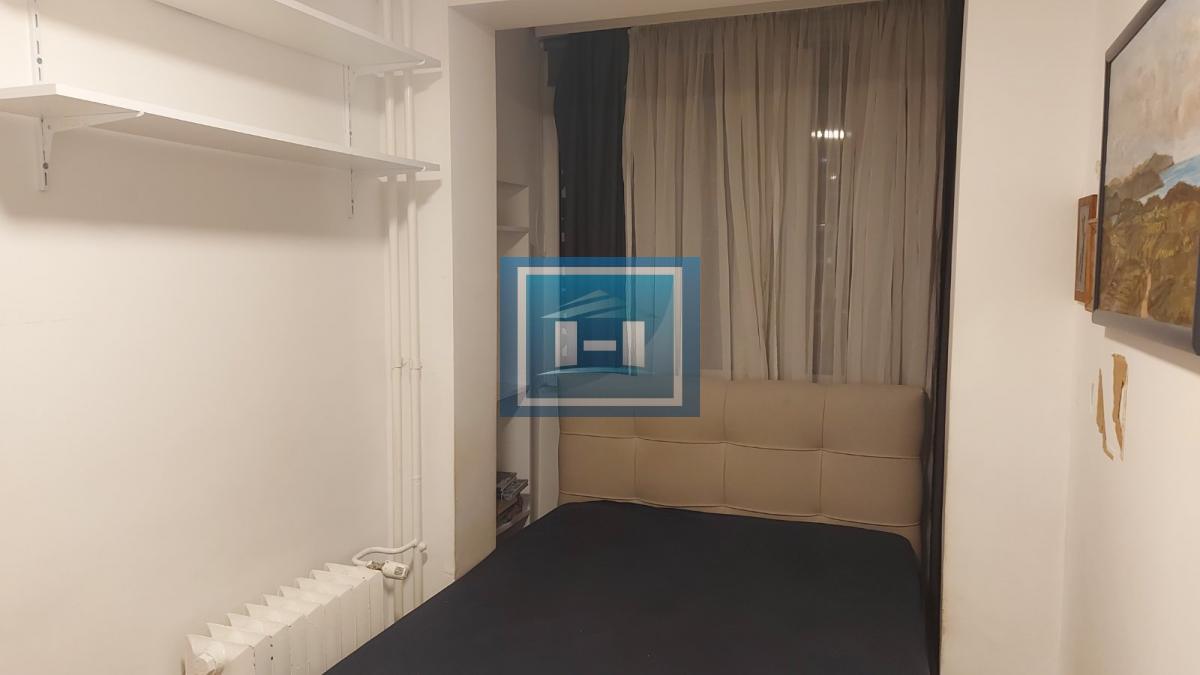 Renoviran porodični stan na Karaburmi, slobodan parking