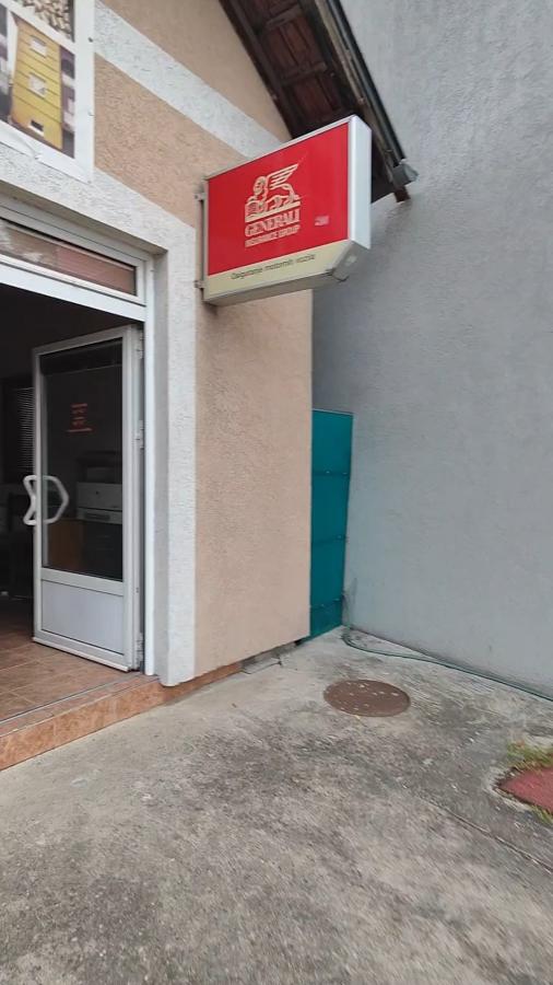 Stambeni i poslovni objekat sa dva lokala na placu od 4.6 ari u ulici Kneza Lazara u Jagodini