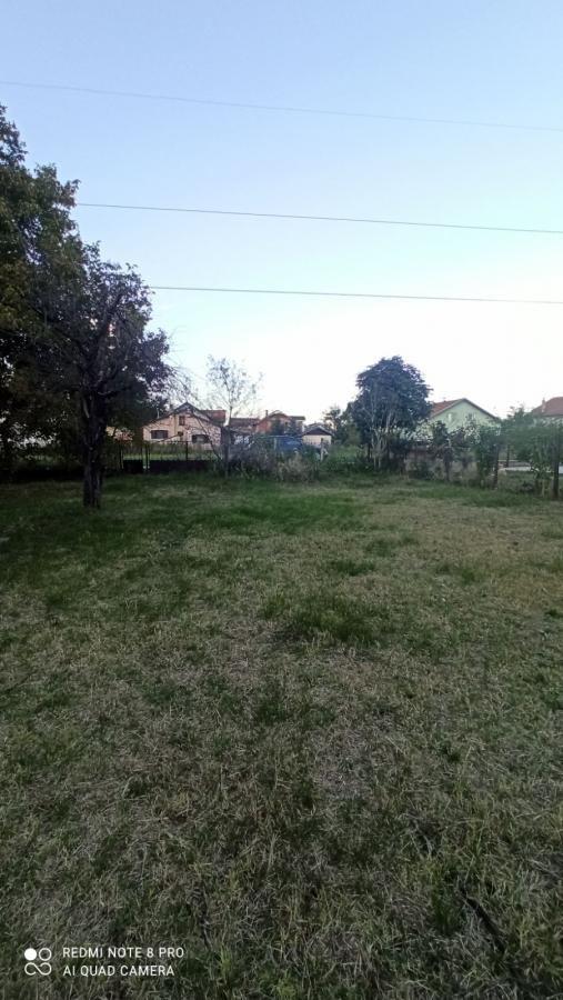 Parcela za izgradnju sa svim priključcima i uknjiženim objektom za adaptaciju u Crvenim livadama