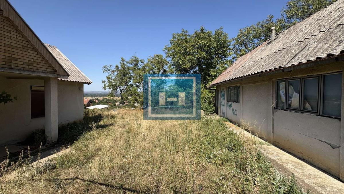 KUĆA SA ZEMLJIŠTEM – MIR I PRIRODA NA SAMO 10 MINUTA OD GRADA