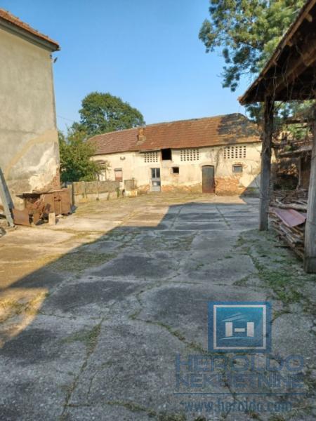 Seosko domaćinstvo sa ekonomskim dvorištem