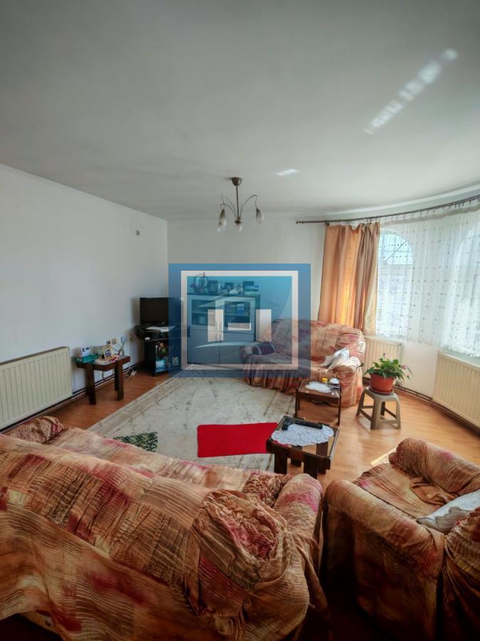 Izdaje se sprat kuće sa upotrebom dvorišta