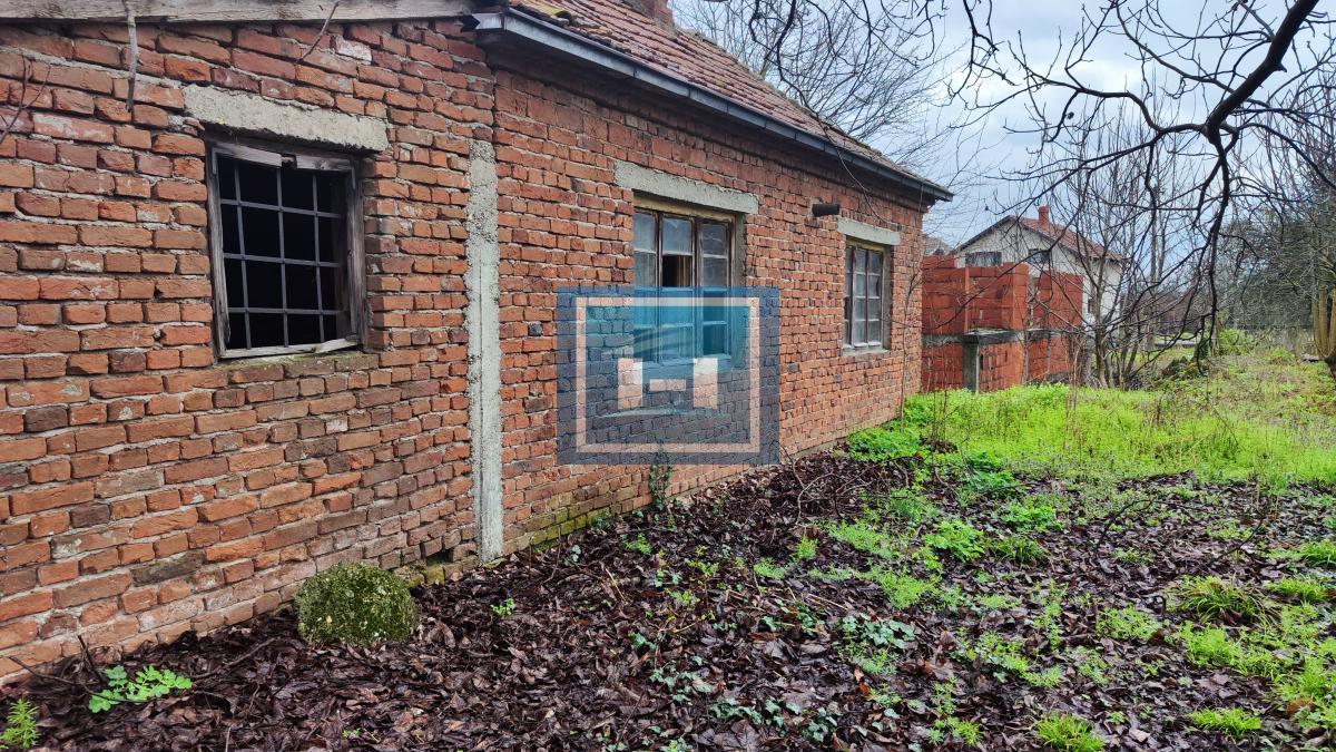 Dve kuce sa velikim placem u Lapovu