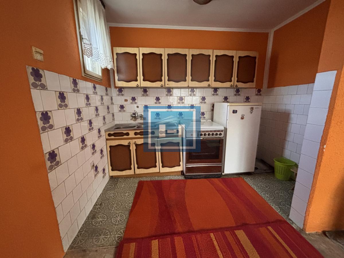 Dve useljive kuće u samom centru sela!!!