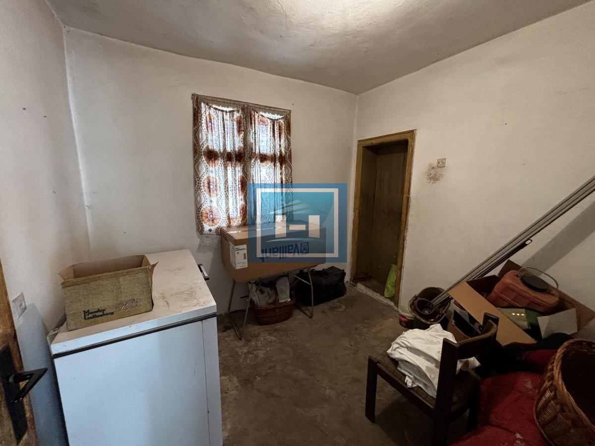 Kuća i plac na periferiji grada-Majur