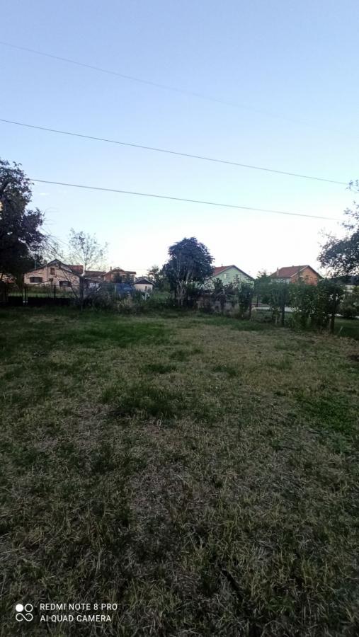 Parcela za izgradnju sa svim priključcima i uknjiženim objektom za adaptaciju u Crvenim livadama